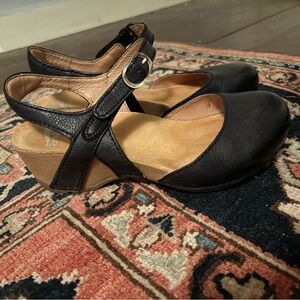 Dansko Tiffani Milled Burnished Black 38M (7.5-8)